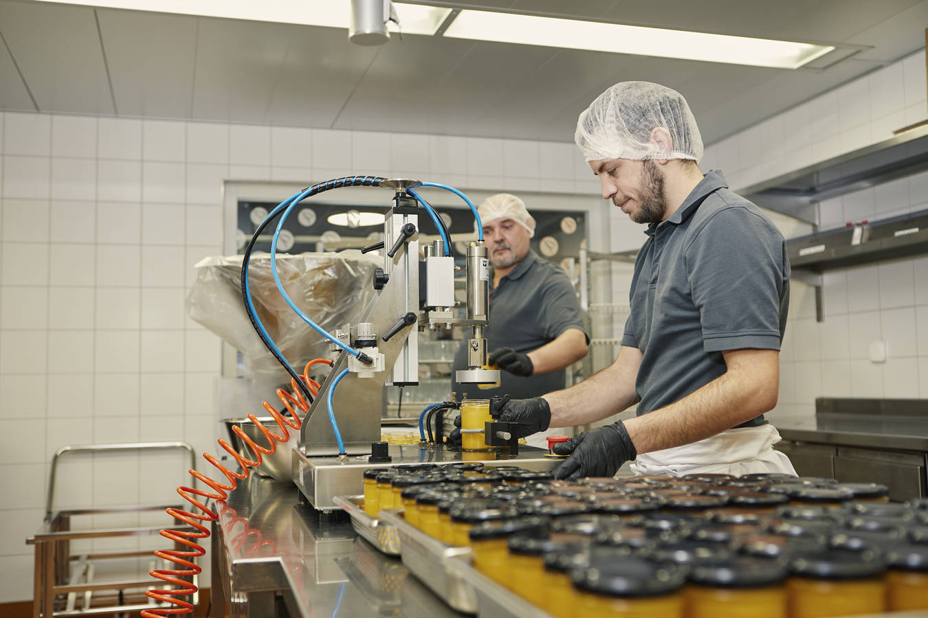 Während Sie sich um Ihr Kerngeschäft kümmern, übernehmen wir die Lebensmittelherstellung und Verarbeitung von A-Z. Als Auftraggeber sparen Sie Kosten und profitieren von unserem umfangreichen Know-how im Bereich der Be- und Verarbeitung von Lebensmitteln.