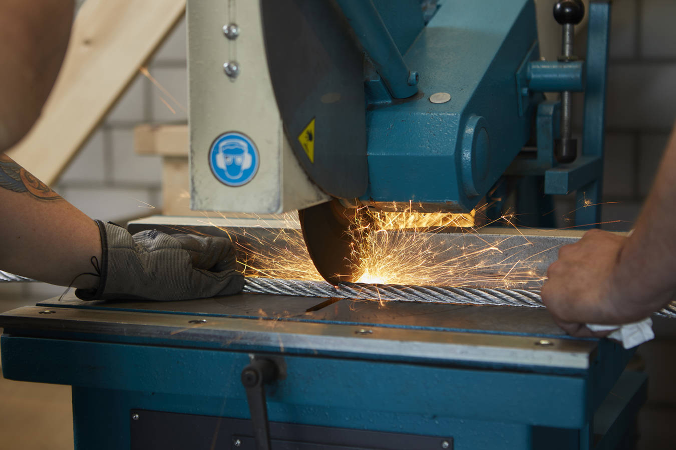 Wo es sinnvoll ist, wird bei uns die Arbeit automatisiert. Wir garantieren eine speditive und qualitativ hochwertige Verarbeitung.